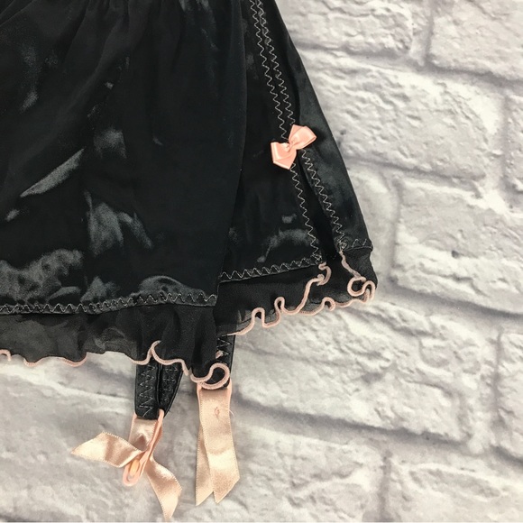 NWOT Victoria’s Secret Thong Garter Skirt-Black with Pink Bows‎ Accents - Size M - Picture 3 of 7